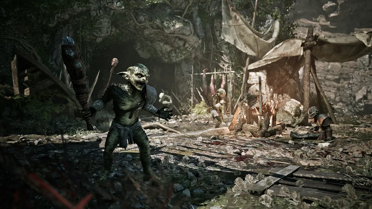 Um orc de Gothic Remake em um acampamento rochoso junto a uma fogueira.